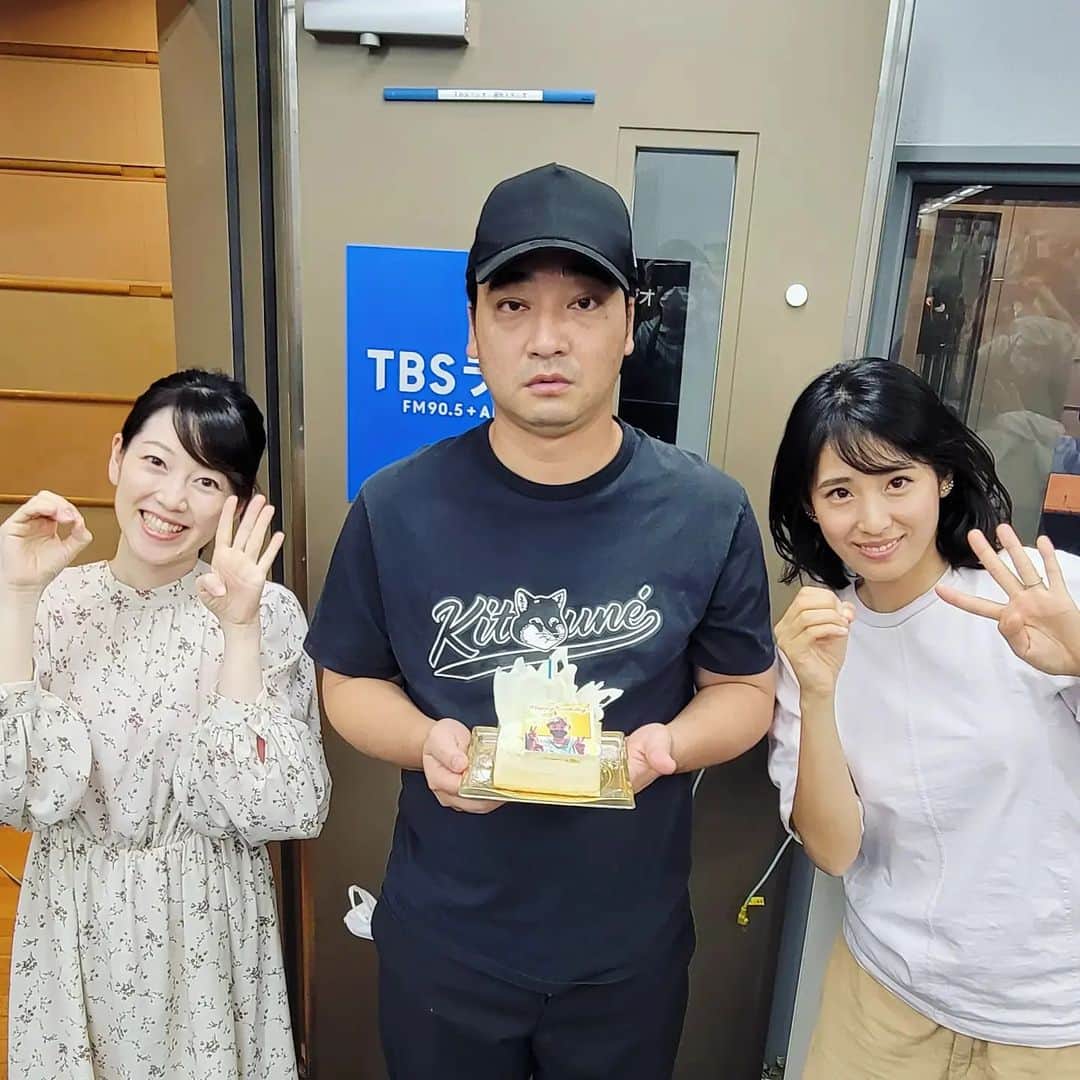 本仮屋リイナのインスタグラム：「ジャンポケ斎藤さん、40才のお誕生日🎉おめでとうございます🙌🎂  3度目のONE-J出演にして、ついに、リアルで斎藤さんにお会いできて感無量です🥹✨  そして、番組のエンディングでもお伝えしましたが、姉のユイカが来週からONE-J に復帰します😋  待っててくださったみなさま、本当にありがとうございました😌✨  わたしは、無事、代役を終え、ほっ🍵 よかった🍵🍵  妙子さんが落書きしてくれた「本カニ屋チップ」を姉にバトンとして渡したいと思います🥺🦀  ありがとうございました🐥  #tbsラジオ　#onej #斉藤慎二 さん #坐間妙子 さん #カニチップ」