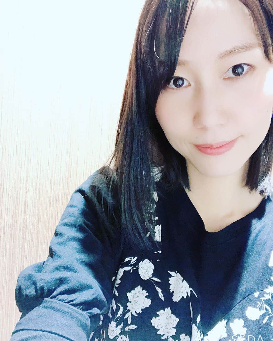 中嶋佳子のインスタグラム：「今日は声のお仕事でした。芝居をしない芝居って本当に難しい。ナチュラルとリアルは違う。兎にも角にも無事に終わってホッとしたー！完成が楽しみです 天気もいいし、一人ランチでもして帰りたいけど、主人が午後からお仕事に行くので急いで帰宅中。持ちつ持たれつ… . #中嶋佳子 #女優 #役者 #actor @yoshiko_world #japaneseactors  #早朝  #男の子ママ #女の子ママ #姉弟ママ #撮影 #声のお仕事」