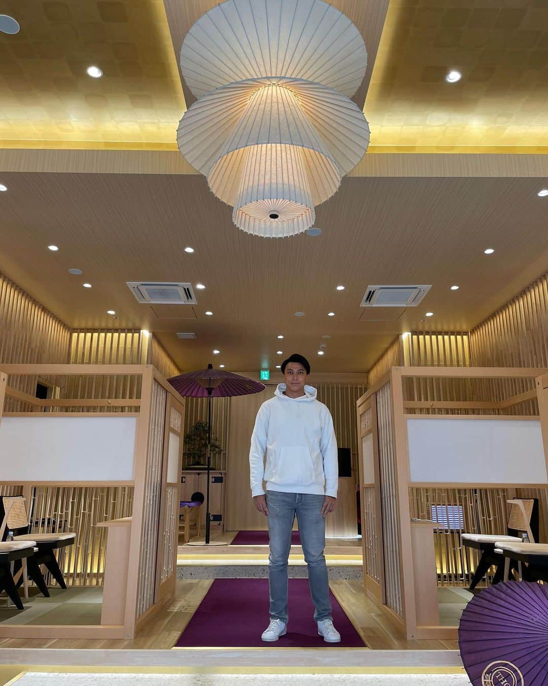 のインスタグラム：「先日東京ヒルズクリニック銀座院へ 千林商店街育ちの僕は銀座という街へいつも緊張しながら通わせてもらってます 最高っす。ありがとうございます。  #東京ヒルズクリニック #東京ヒルズクリニック銀座院  #医療脱毛 #ピーリング #和モダン #和 #日本 #JAPAN #APHRODITEGANG #sponsored」