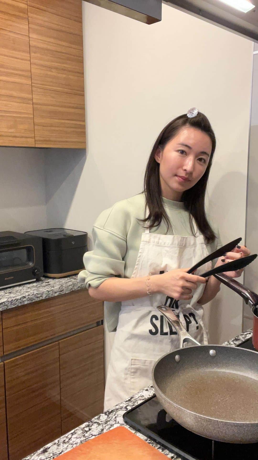河野友美のインスタグラム：「グルテンフリー豚キムチ焼きそば作りながらLIVE🐷 アドバイスもありがとうございました😍 音声聞こえなくなっちゃってごめんなさい🥹💦」