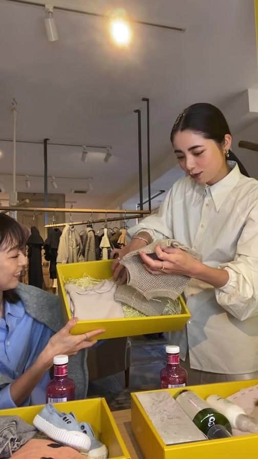 のインスタグラム：「・ ・ ARNE×toconコラボライブ  FBSの伊藤舞アナウンサー モデルのYuki ideさん  お2人がtoconでセレクトした出産祝いやプレゼントをご提案！🎁  ギフトボックスはtocon実店舗にて販売中です😊✨ ・ ・ #tocon_srl  #arne」