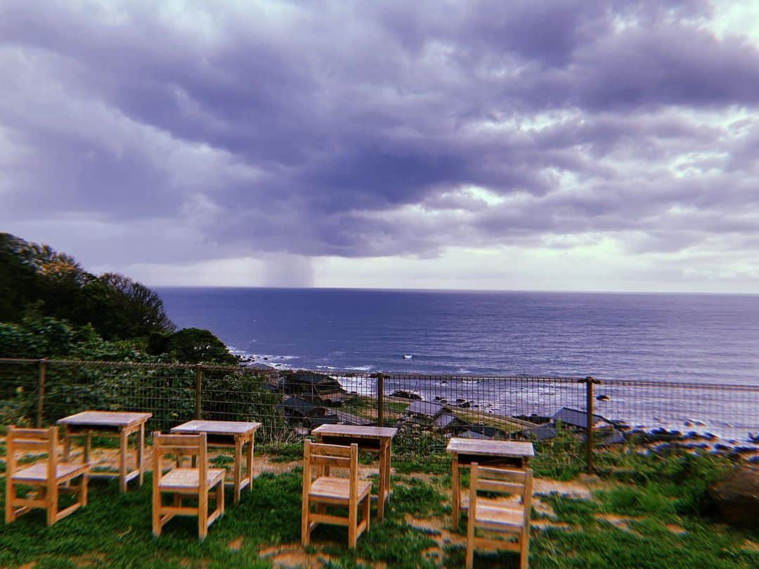 長塚圭史さんのインスタグラム写真 - (長塚圭史Instagram)「石川県珠洲市で朗読劇『珠洲の夜の夢』がいよいよ千秋楽を迎えます。詩人の大崎清夏さんが台本を、音楽は阿部海太郎さんで、出演に北村有起哉と珠洲市の皆さん。幸福な1週間。能登半島は奥深いです。#珠洲市 #阿部海太郎 #北村有起哉 #大崎清夏 #サポートスズ #南条嘉毅 #スズシアターミュージアム #南条さんの美術すごいんですよ」10月23日 12時51分 - k_shinagatuka