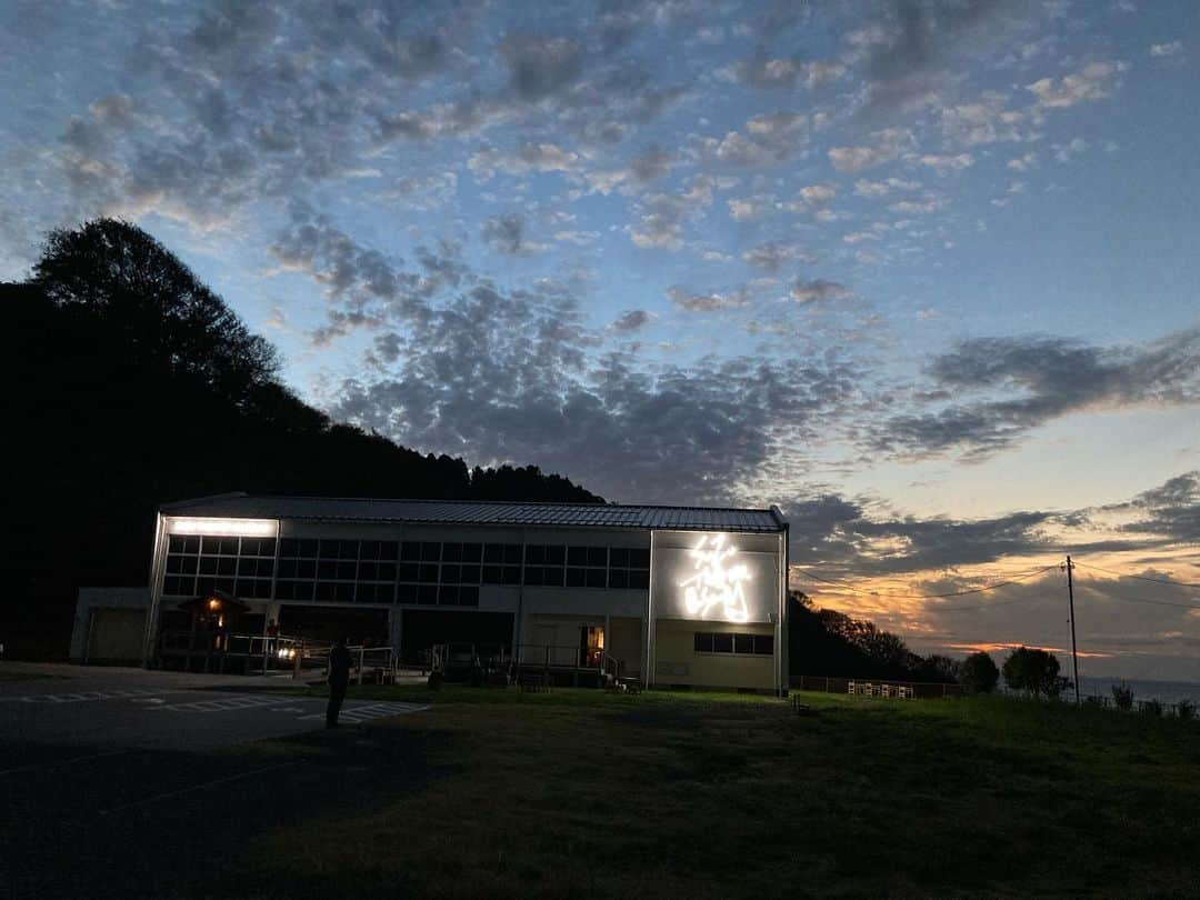 長塚圭史さんのインスタグラム写真 - (長塚圭史Instagram)「石川県珠洲市で朗読劇『珠洲の夜の夢』がいよいよ千秋楽を迎えます。詩人の大崎清夏さんが台本を、音楽は阿部海太郎さんで、出演に北村有起哉と珠洲市の皆さん。幸福な1週間。能登半島は奥深いです。#珠洲市 #阿部海太郎 #北村有起哉 #大崎清夏 #サポートスズ #南条嘉毅 #スズシアターミュージアム #南条さんの美術すごいんですよ」10月23日 12時51分 - k_shinagatuka