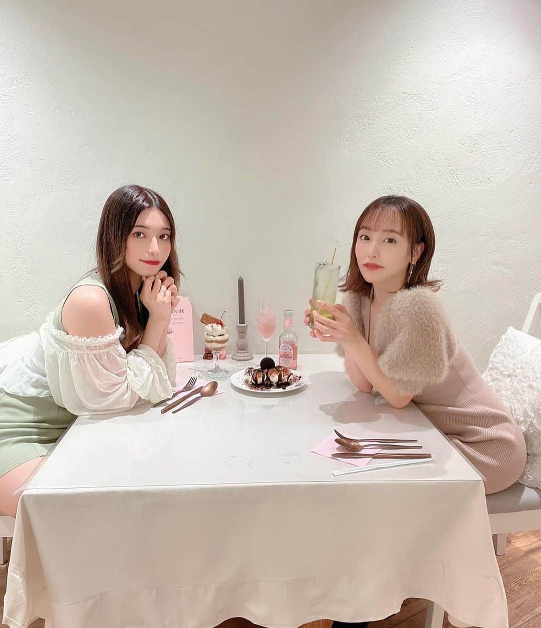 浜田由梨のインスタグラム：「立川駅にある　@pimiri_cafe_tachikawa さんにお邪魔しました🌷 店内はもちろん、ランチもデザートも店員さんもみーんなかわいい空間で癒された🤤  ランチはヤンニョムチキンと、 デザートにワッフル🧇 食べすぎ🤭🤍 ちょこに目がないので、カリカリふわふわもっちりワッフルにたくさんのちょこがかかってるワッフルまたたべたい🤤💕  #cafe #韓国ファッション #韓国料理 #sweet #sweets #女子会ランチ #女子会グルメ #女子会コーデ #ワンピースコーデ #オフショル #ボブ #lifeisgood #japanesegirl #グラビアアイドル #ランチ」