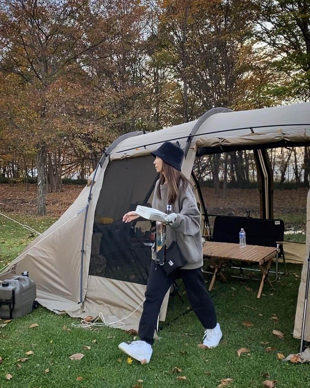 rats1316のインスタグラム：「・ 秋キャンプはだいたい大きめのスウェットの中にUNIQLOのウルトラライトダウンと極暖仕込んでれば完璧◎  #アルニカ キャンプ場で初張りでした🏕 全面スカートが付いている暖かさは最高。寝室もグラウンドシートに銀マット敷いて、ふわふわペンドルトン敷いたら最強に温かった🔥 ・ ・ ・ #ファミリーキャンプ#ファミキャン#サバティカル#子連れキャンプ#北海道キャンパー#キャンプ好きな人と繋がりたい#幕内レイアウト#ogawa#キャンプ沼#キャンプギア#uniflame」