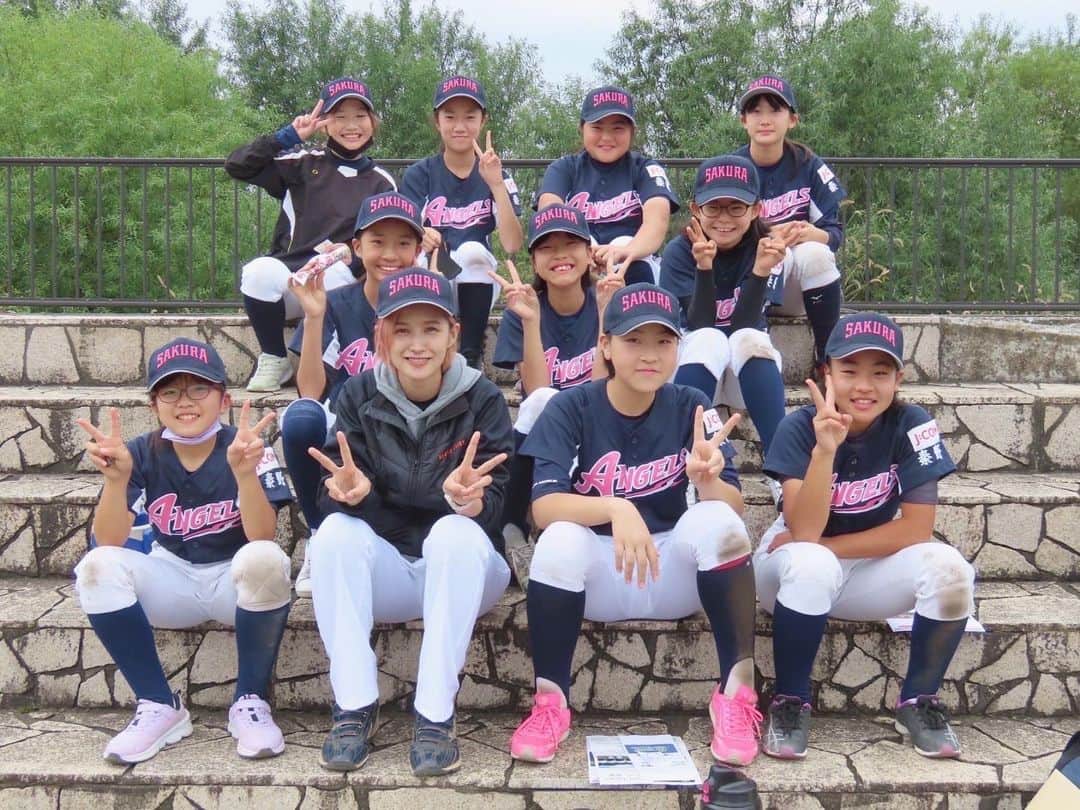加藤優のインスタグラム：「.  昨日は神奈川で小学生女子の交流大会があったので 地元の選抜チーム「秦野桜エンジェルス」に コーチでベンチ入りしてまいりました🫡✨  野球やってる女の子が めちゃくちゃ増えてて嬉しいです😆  #女子野球 #女子野球タウン #秦野市 #秦野桜エンジェルス」