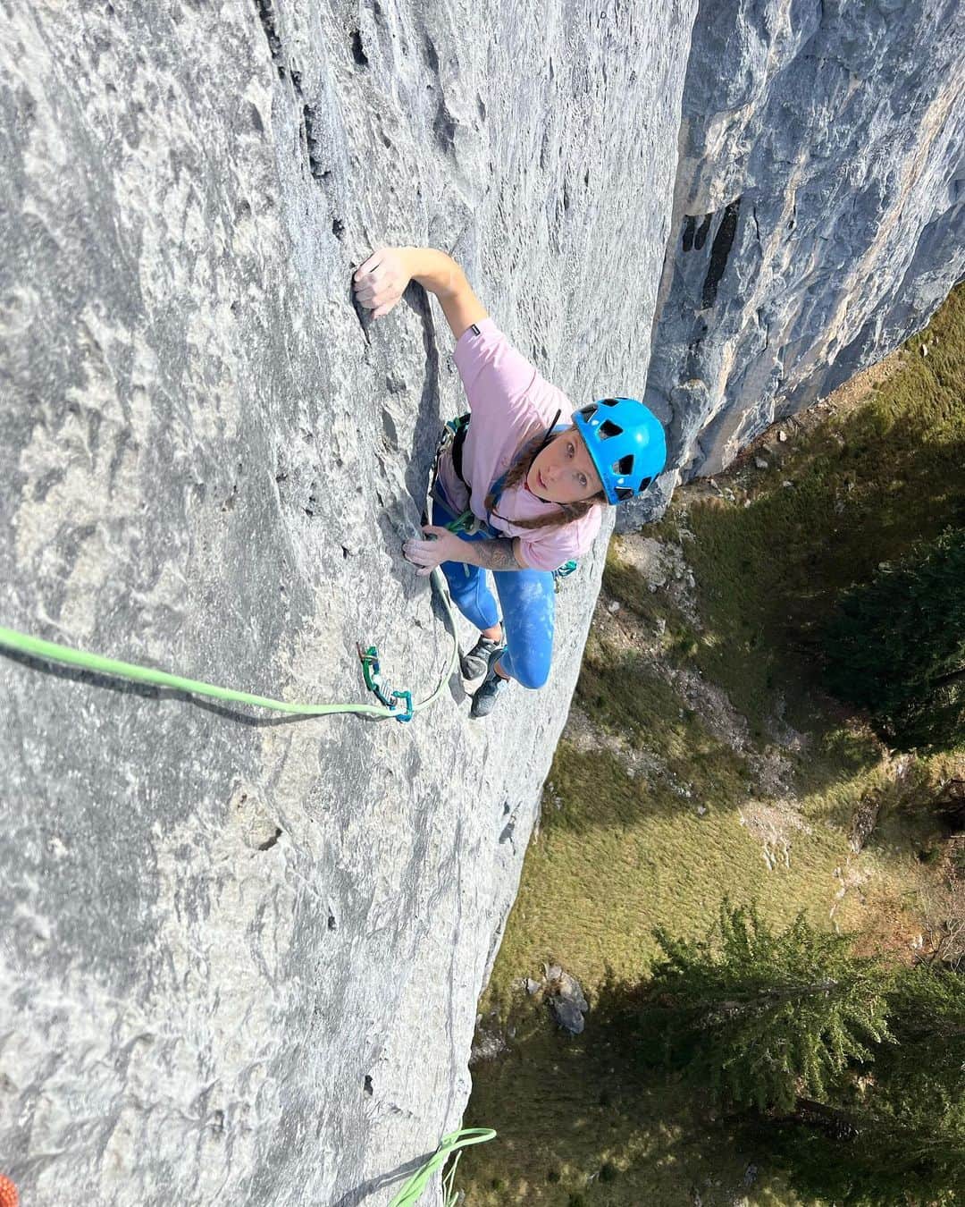 カロリーネ・ジンフーバーさんのインスタグラム写真 - (カロリーネ・ジンフーバーInstagram)「annual multipitch fun with papa - better late than never 😉 luckily the route was so safely drilled, so i could also lead some pitches without shitting my pants 💩  @scarpa_at @belmezattitude @frictionlabs @organicclimbing @natureclimbing   #climbing #alpine #multipitch #austria」10月24日 0時59分 - karo_sinnhuber