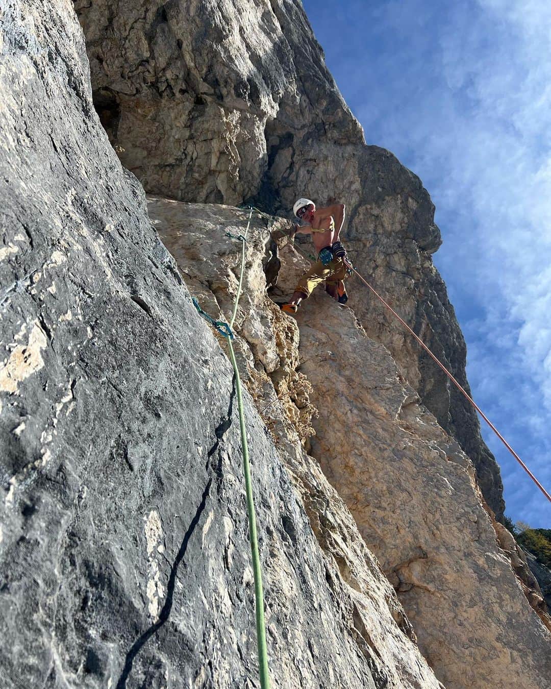 カロリーネ・ジンフーバーさんのインスタグラム写真 - (カロリーネ・ジンフーバーInstagram)「annual multipitch fun with papa - better late than never 😉 luckily the route was so safely drilled, so i could also lead some pitches without shitting my pants 💩  @scarpa_at @belmezattitude @frictionlabs @organicclimbing @natureclimbing   #climbing #alpine #multipitch #austria」10月24日 0時59分 - karo_sinnhuber