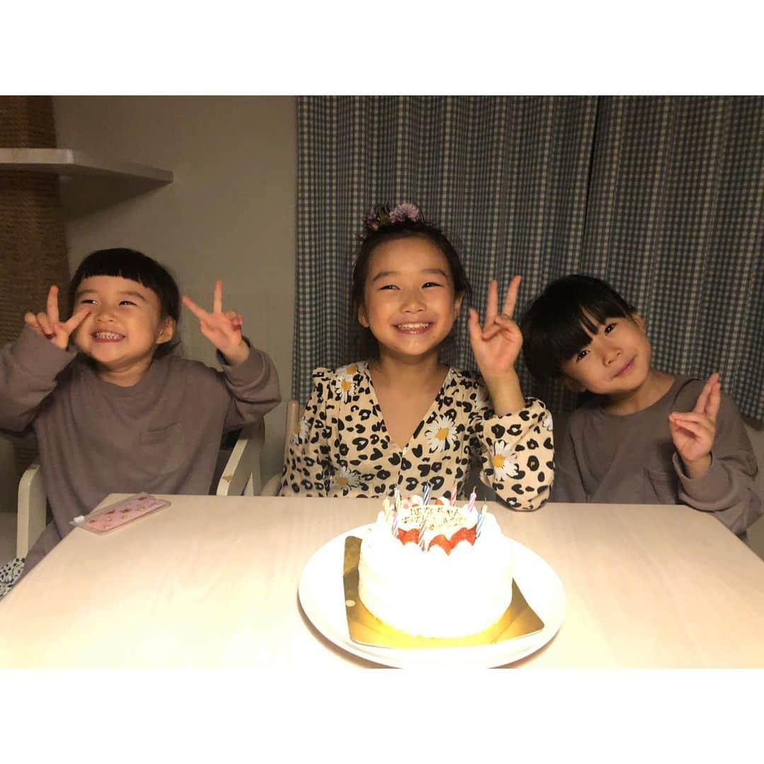 Chieさんのインスタグラム写真 - (ChieInstagram)「時差投稿ですが…キロクとして残させてください✍️  Happy 9th Birthday,Hana🎂  はな おめでとう。 何年経っても、生まれて初めて抱っこした時のあの日の記憶は鮮明に思い出せます 誕生日になるとしみじみ🎂  ずっと変わらないこの笑顔が大好き。 いつもママを助けてくれてありがとう♥️   #お誕生日おめでとう  #お誕生日  #三姉妹  #女の子  #女の子ママ」10月24日 0時27分 - tiem415