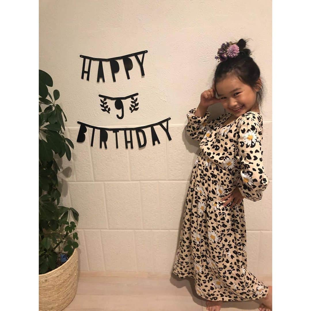 Chieさんのインスタグラム写真 - (ChieInstagram)「時差投稿ですが…キロクとして残させてください✍️  Happy 9th Birthday,Hana🎂  はな おめでとう。 何年経っても、生まれて初めて抱っこした時のあの日の記憶は鮮明に思い出せます 誕生日になるとしみじみ🎂  ずっと変わらないこの笑顔が大好き。 いつもママを助けてくれてありがとう♥️   #お誕生日おめでとう  #お誕生日  #三姉妹  #女の子  #女の子ママ」10月24日 0時27分 - tiem415