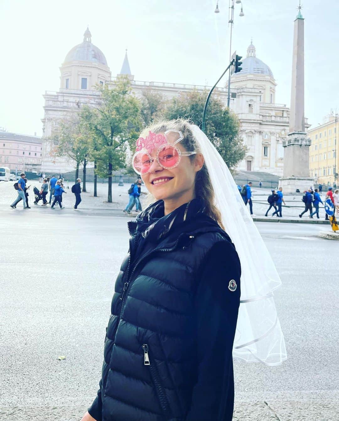 カロリーナ・モスケーニのインスタグラム：「Grazie per essere i migliori compagni di viaggio che questa vita potesse regalarmi! Fiera di poter aprire le danze di questa schiera di future Brides con questo Addio al Nubilato pieno di momenti indimenticabili! Per sempre grata.  P.S.I love you ❤️」