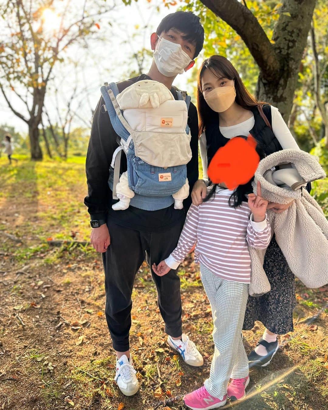 セゴリータ三世のインスタグラム：「次女の公園デビューです。紅葉にはまだ少し早かったですがキレイでした。」