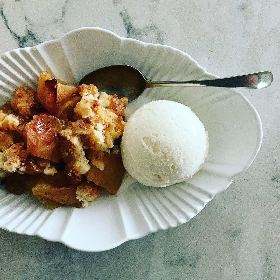 志摩有子さんのインスタグラム写真 - (志摩有子Instagram)「紅玉を見つけたのでアップルコブラーを。 カリカリのフランブル生地をかぶせてオーブンで焼く。熱々をバニラアイスと一緒に食して秋を満喫🍎🍁  #アップルコブラー #arikoの喫茶室 #おやつタイム #紅玉」10月23日 16時04分 - ariko418