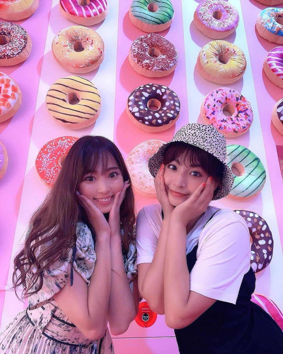 藤井マリーさんのインスタグラム写真 - (藤井マリーInstagram)「🍩💗  『STEM RESORT ステムリゾート』  #ZENTsweeties2022 in 沖縄🌴  イーアス沖縄豊崎屋上内にある ステムリゾートに行きました！  中には映えるフォトスポットが沢山の ひたすらかわいいミュージアム📷  そしてみんなで沖縄の青空を感じながら 屋上バーベキューもたのしみました〜！ 夕陽が沈む瞬間も見られて素敵な空間でした♡  わたしが中でも大興奮だったのは ダイナソーミュージアム🦖 恐竜好きなわたしは興奮が抑えられず大変でした。笑 恐竜とプールが楽しめる場所になっています！ 写真はまた別でのせます☺️💗  ビアガーデンもバーベキューもジャグジーも楽しめるコージールーフトップバーなど新感覚のテーマパーク「STEM RESORT ステムリゾート」  沖縄へ行った際は是非立ち寄ってみてください！  #沖縄 #沖縄旅行 #ステムリゾート #BBQ #バーベキュー #ドーナツ #photosport #instaphoto #ZENT  定期プロフィール🥀  #くびれ 55cm #おしり 1m #砂時計くびれ  #レースクイーン #グラビアアイドル #骨格ストレート #ボクシング女子 元 #美容部員 #ショートカット #instagood #藤井マリー #japanesegirl」10月23日 16時41分 - fujimary_6