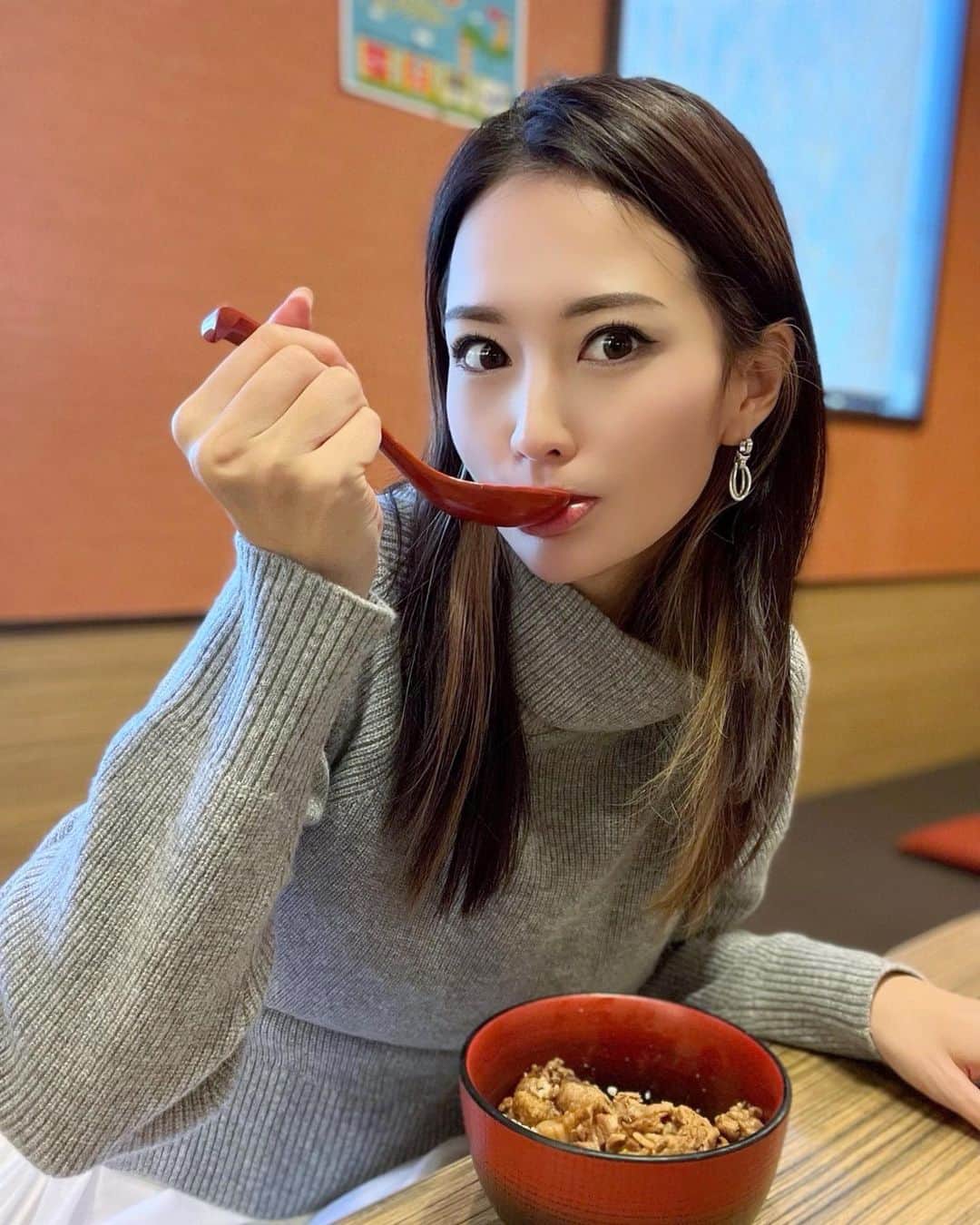 うさびったさんのインスタグラム写真 - (うさびったInstagram)「I'm eating ramen in Nara.  奈良なう🦌彩華ラーメンきた🍥  なにこれ超美味しい🥹💖  #ルーローハン #彩華ラーメン #奈良 #🦌 #魯肉飯」10月23日 17時01分 - usavitta