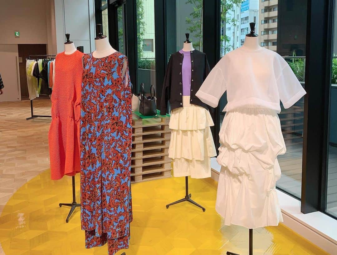 上野なつひのインスタグラム：「稽古の合間に💋 @lanvin_en_bleu_womens   色鮮やかでボリュームのあるラインスカートやワンピース可愛かった✨ @ellyotoguro  @anri.ban  にもたまたま会えた💕  デニムのワンピ、届くの楽しみぃ！」