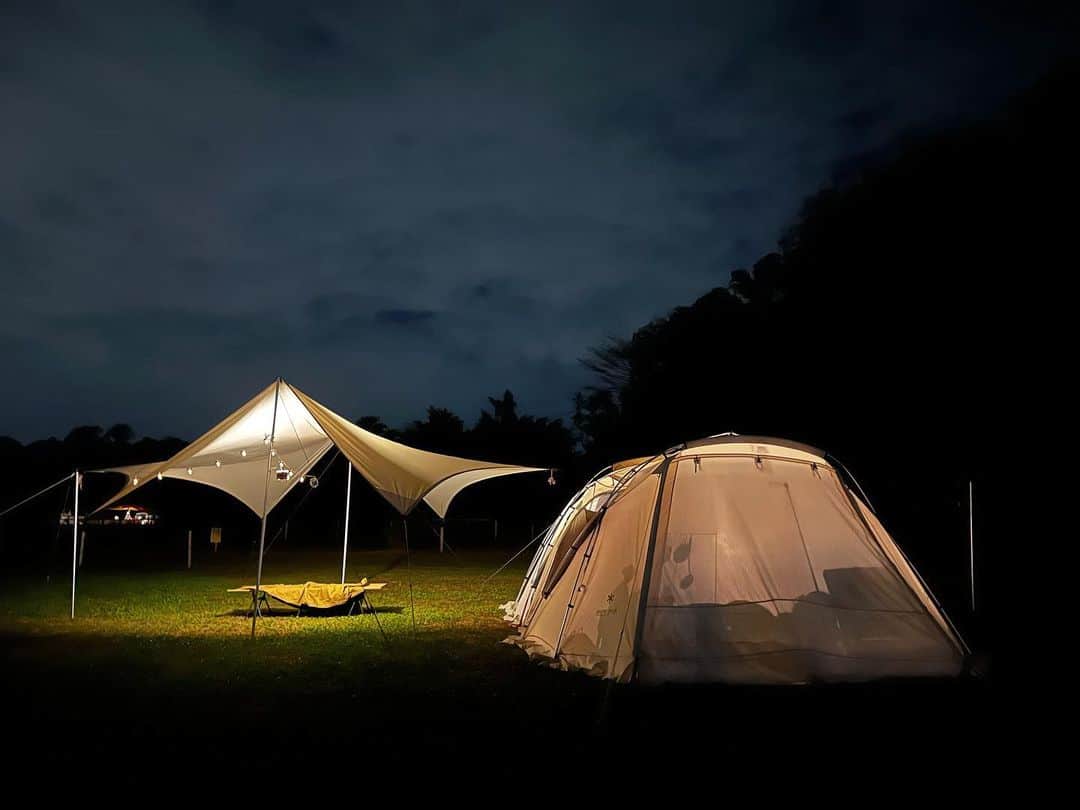 柴田あやなさんのインスタグラム写真 - (柴田あやなInstagram)「🌃🌇🏙  新しいテントとタープでキャンプしてきたよ〜！！最高だった🥹周りがデイキャンプの人たちしかいなくて気付いたら孤立してたラッキー✊🏻  風強すぎてタープの下ごちゃごちゃしてるしきれいにしてから撮ればよかったけどこれが現実」10月23日 17時06分 - shibaobasan