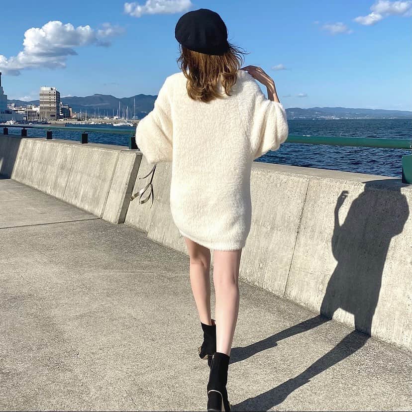 のインスタグラム：「・ @qumerry.official のシャギーロングプルオーバー🌷  ゆるっとしたオーバーシルエットが可愛いくて、シャギー素材がフワフワで凄く肌触り良い👏✨  私はショートパンツ履いてワンピっぽく着てるけど、デニムとか合わせてカジュアルに着ても可愛い♡  今ZOZOTOWNで10月23日限定1000円クーポン出てます❣️  #qumerry #キュメリ #pr」