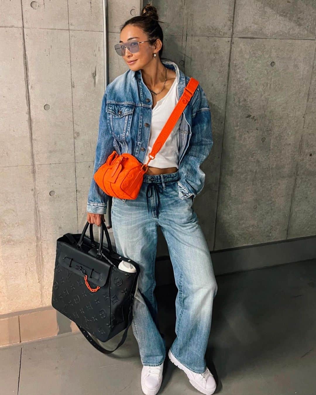 Aya（小山内あや）のインスタグラム：「久々のデニムONデニム💙💙💙 ピチッとした着方のスタイルも好きだけど、たまにはダラ〜ンと男くさい感じも💪🏼💋」
