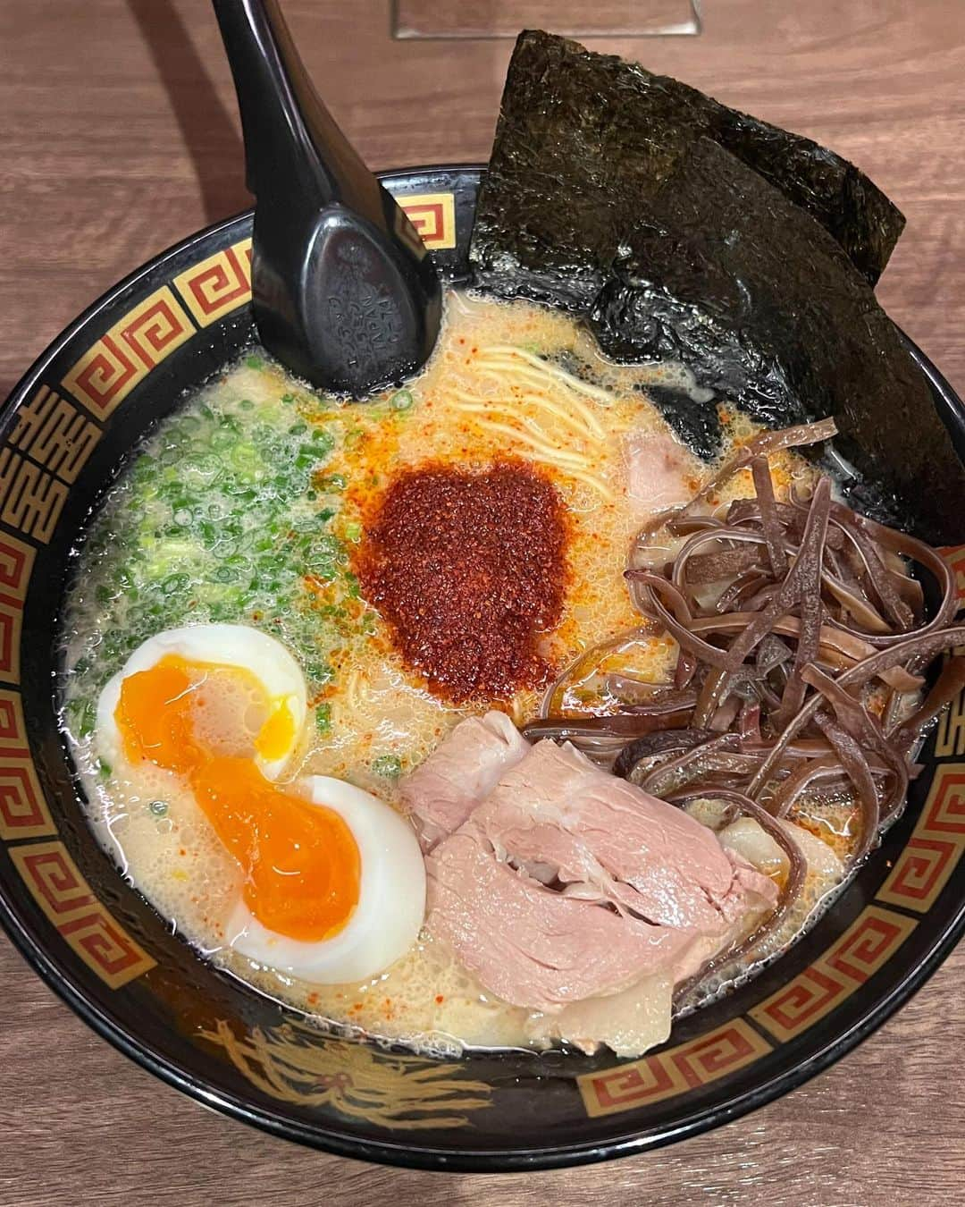 ハン・アルムソンイさんのインスタグラム写真 - (ハン・アルムソンイInstagram)「🍜🍜몇년전에 비오고 엄청 춥던날 바들바들 떨다가 먹었던 이치란 맛을 잊지못한다 ... 나만의 먹는방법 살짝쿤 추천 하자면 주문용지 작성할때 전부다 추천으로하고 비밀소스 9개로 추가해보새요!!! 전 항상 일케 먹어요 겁나 얼큰하고 맛있음 ~」10月23日 17時45分 - areumsongee