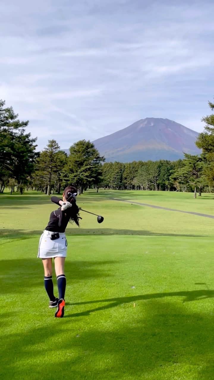 のインスタグラム：「富士山に向かって⛳️  #ゴルフ#ゴルフ女子#ゴルフコーデ #golf#富士ゴルフコース#ゴルフウェア#ラウドマウス#loudmouth」