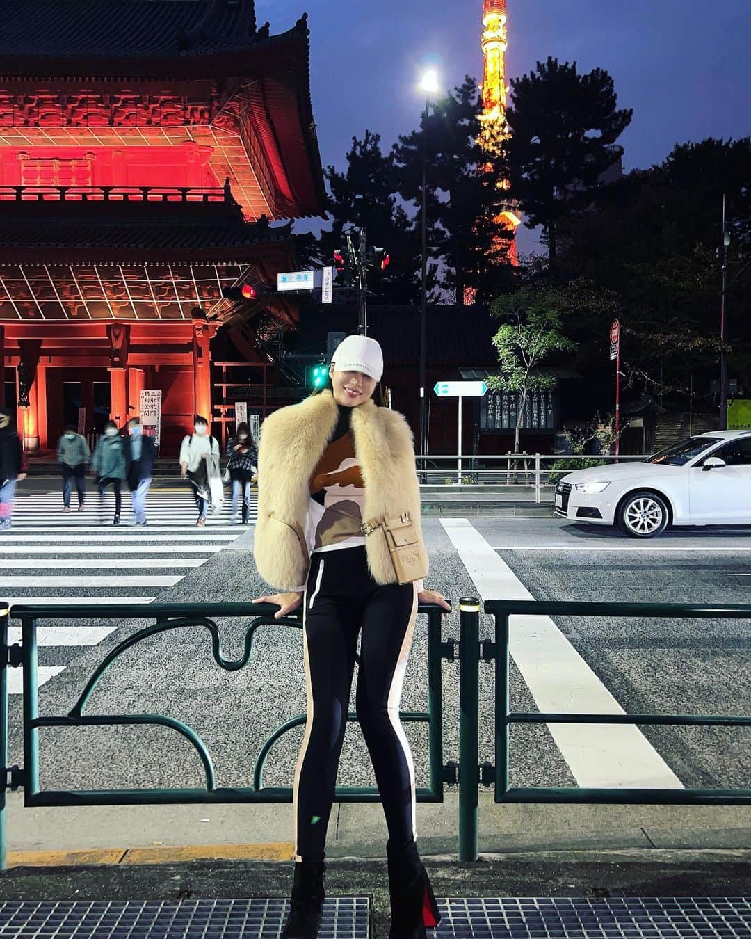 濱野りれさんのインスタグラム写真 - (濱野りれInstagram)「Autumn fashion w/🗼 Zojoji Temple stands next to Tokyo Tower. Standing in front of is ME😜  わんこと東京さんぽ！ 夜の増上寺と東京タワーかっこよかった❤️  #fendi #fendifur #LV #louisvuitton #christianlouboutin #louboutin #autumnfashion #zojoji #zojojitemple #tokyotower  #tokyolife #tokyo #東京 #東京観光 #東京タワー #増上寺」10月23日 17時55分 - riregram