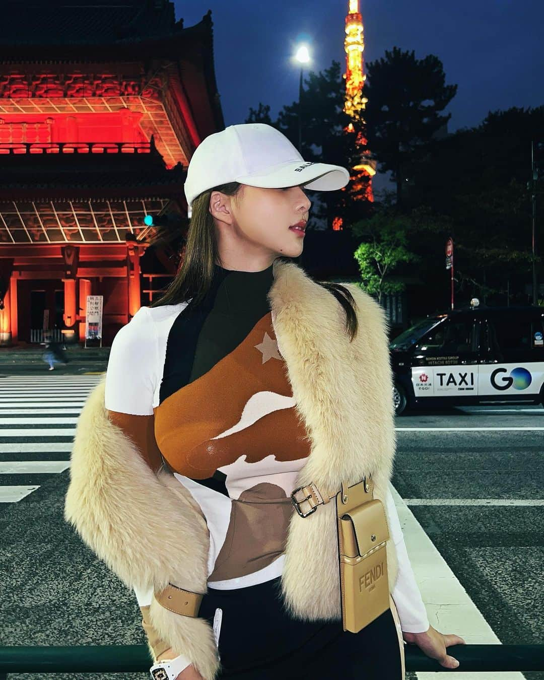 濱野りれさんのインスタグラム写真 - (濱野りれInstagram)「Autumn fashion w/🗼 Zojoji Temple stands next to Tokyo Tower. Standing in front of is ME😜  わんこと東京さんぽ！ 夜の増上寺と東京タワーかっこよかった❤️  #fendi #fendifur #LV #louisvuitton #christianlouboutin #louboutin #autumnfashion #zojoji #zojojitemple #tokyotower  #tokyolife #tokyo #東京 #東京観光 #東京タワー #増上寺」10月23日 17時55分 - riregram