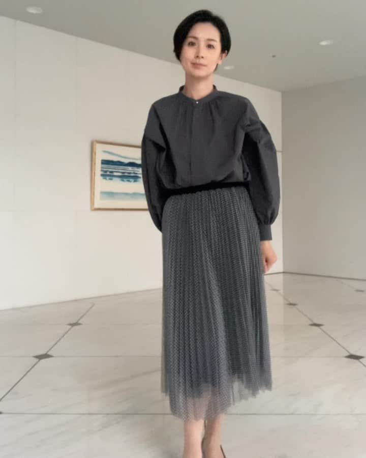 野村真季のインスタグラム：「ANNニュース着用衣装  10/22 朝ニュース/昼ニュース ブラウス・チュールスカート @so_close_official  ピアス @starjewelry_press   10/20 午後ニュース ブラウス・ガウチョパンツ @mkmichelklein_jp  ピアス  @agete_official   #テレビ朝日 #アナウンサー #アナウンサー衣装 #ootd #40代コーデ #40代ファッション #50代ファッション #大人コーデ #大人ファッション  #野村真季」