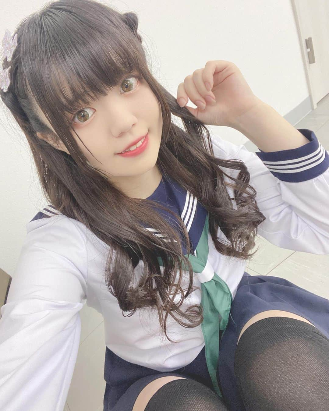 花咲希音のインスタグラム：「2022年初の仮装は【制服】でした💜 あと4〜6個仮装お披露目できるから投稿楽しみにしててね🪴💕  #制服  #セーラー服  #uniform #仮装  #ハロウィン  #halloween #あざとい #ニーハイ  #絶対領域 #ポートレート #撮影会 #グラビア #グラドル #girl #ぱっつん前髪 #前髪 #ぱっつん #姫カット #アイドル #idol  #atlepy #女優  #写真 #写真好きな人と繋がりたい #グラビア好きと繋がりたい #actress #花咲希音 #自撮り#グラドル自画撮り部  #indy_photolife」