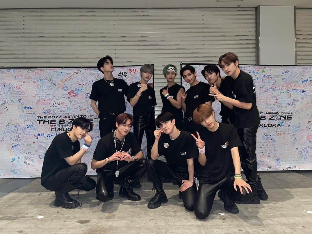 山口愛実さんのインスタグラム写真 - (山口愛実Instagram)「昨日はTHE BOYZ(ドボイズ)のライブへ…🎶 今年初のライブでドボイズのライブも初‼️ そして席はまさかのアリーナ😁  色々KPOPのライブ行ってるけど…とりあえずかっこよすぎた😍  グッズも欲しいの買えたし…😊 1人で参戦だったけど会場で友達にも会えて、隣に座った人と仲良くなれて楽しい時間過ごせました🎶  そして今日は朝からセトリ順にプレイリスト作ってライブの余韻に浸ってます…‎‪𐤔𐤔‬ 今日も行きたかった…😭  そう、今回のライブまさかのラストの曲は撮影OKで…‎‪。今までKPOPのライブでそんなのなかったから嬉しくて、手震えながら撮影したから今日もまた見なきゃ♥️ #theboyz」10月23日 17時58分 - manami0331