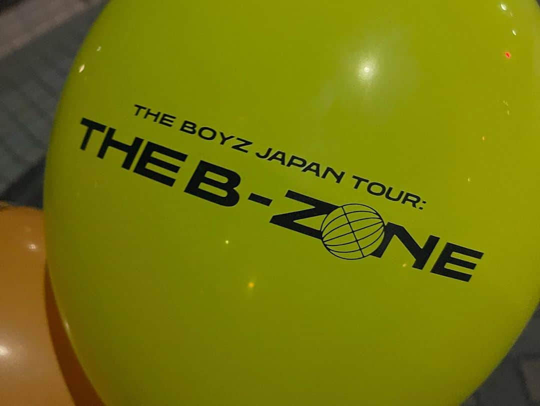 山口愛実さんのインスタグラム写真 - (山口愛実Instagram)「昨日はTHE BOYZ(ドボイズ)のライブへ…🎶 今年初のライブでドボイズのライブも初‼️ そして席はまさかのアリーナ😁  色々KPOPのライブ行ってるけど…とりあえずかっこよすぎた😍  グッズも欲しいの買えたし…😊 1人で参戦だったけど会場で友達にも会えて、隣に座った人と仲良くなれて楽しい時間過ごせました🎶  そして今日は朝からセトリ順にプレイリスト作ってライブの余韻に浸ってます…‎‪𐤔𐤔‬ 今日も行きたかった…😭  そう、今回のライブまさかのラストの曲は撮影OKで…‎‪。今までKPOPのライブでそんなのなかったから嬉しくて、手震えながら撮影したから今日もまた見なきゃ♥️ #theboyz」10月23日 17時58分 - manami0331