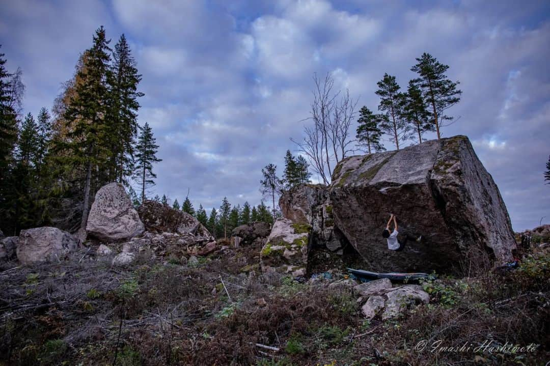 中島徹さんのインスタグラム写真 - (中島徹Instagram)「Burden of Dreams session 9.  After 3 years blank, I finally came back to Finland. Over the past three years, circumstances surrounding me, around this boulder, and the world have dramatically changed. Even though, I'm happy to be able to face this boulder with the same passion as I did three years ago. And this problem is still very hard for me as it was three years ago.   3年ぶりにようやくフィンランドに戻ってきました。この3年間で、僕を取り巻く状況も、この岩の周りも、そして国際情勢も信じられないくらい変わってしまいました。それでも、3年前と変わらない情熱をこの岩に対して感じられることが今はただ嬉しいです。 3年前と変わらずこの課題は難しいですが、死力を尽くして取り組みたいと思います。  #burdenofdreams #lappnorproject #tnfjp」10月23日 17時59分 - saruzaemon9