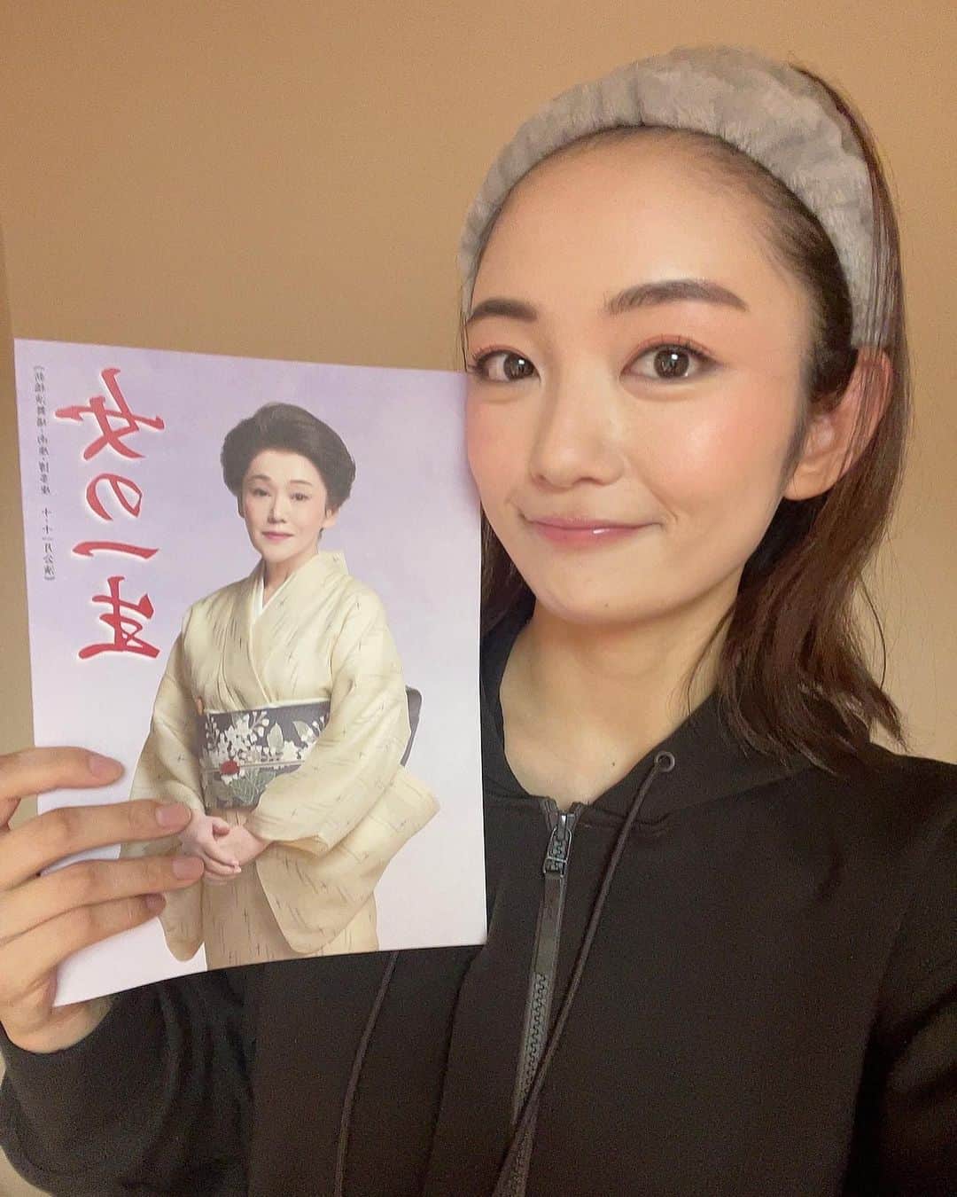 森田涼花のインスタグラム：「舞台「女の一生」@新橋演舞場 あっという間に 東京公演千秋楽を迎えました。  観に来て下さった方々、本当にありがとうございました。  うちの出番は休憩明けなのでドキドキ。。！ 最終稽古の日、しのぶさんが「大丈夫」って 手を握って色々と掛けて下さったコトバを 休憩明けの幕が上がる瞬間、 おまじないのように反芻しています。  共演者の方々スタッフさんみ〜んな優しくって 心強くって、甘えてばかりいる気がします。。  次はいざ、故郷京都へ🍁  P.S. 動画は開演前にまもなくですよと合図をしてくれる 舞台監督さんが叩く拍手木。 気持ちが引き締まります。 もう２つは、まりさんと初日から毎日欠かさなかった 高橋克実先生へのいってらっしゃい😆🫶」