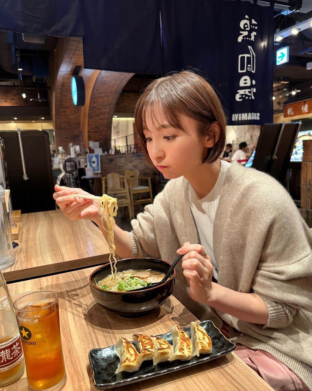 篠田麻里子さんのインスタグラム写真 - (篠田麻里子Instagram)「食いしん坊。 ラーメンは餃子セットが好き✨ アイスは葡萄が好き🍇笑  #好きなもの」10月23日 18時20分 - shinodamariko3