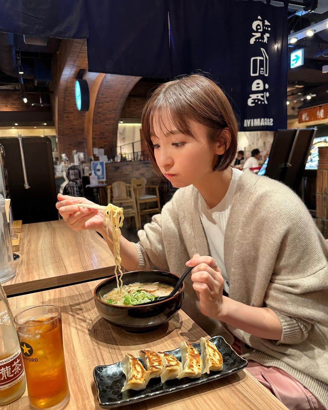 篠田麻里子のインスタグラム：「食いしん坊。 ラーメンは餃子セットが好き✨ アイスは葡萄が好き🍇笑  #好きなもの」
