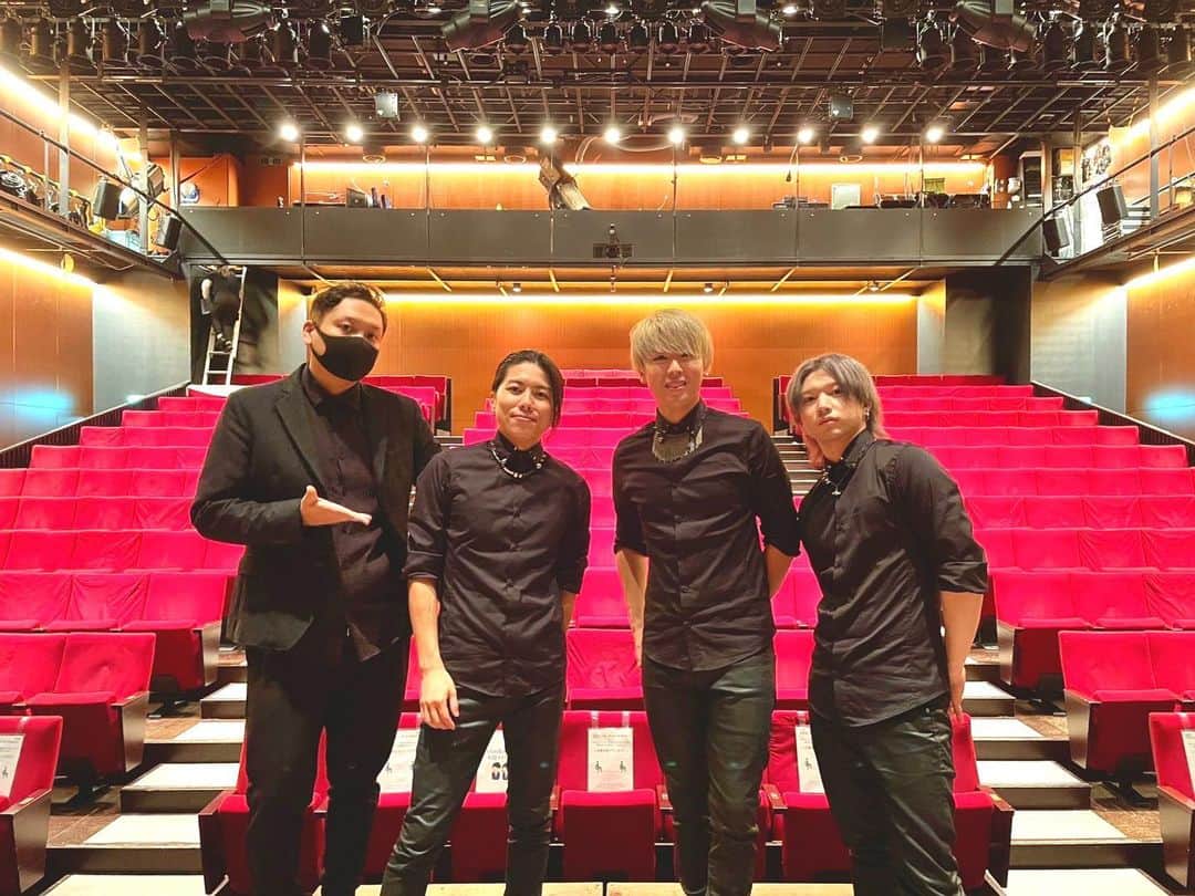 KENSHIN -XTRAP-のインスタグラム：「2022/10/20 XTRAP初の東京単独公演「KALEIDOSCOPE」お越し下さった皆様ありがとうございました！  やっぱり生のエンタメ、生のリアクションが持つ絶大なパワーを感じましたし、 人生初のスタンディングオベーションも頂き、あの瞬間は簡単に言葉では言い表せ無い感情になりました。  今回沢山の人に助けて頂き公演を行う事が出来ました。 写真には写ってないですが支えてくれた全てのメンバー スタッフの方々ありがとうございます🙇‍♂️✨  そして 今回初披露した「MASKED CIRCUS」の公演が決定しています！ 来月の11月22日 、場所は大阪のYESシアターという劇場です 是非お越し下さい🔥」