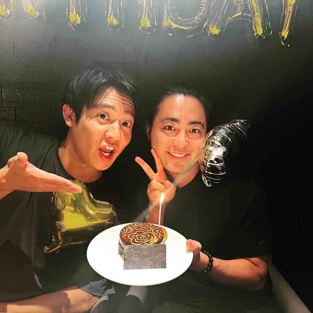 小出恵介のインスタグラム：「Happy birthday brother 山🌹  麗しき同じ歳🦚  某結婚式でハワイに行った時正月のワイキキビーチで男2人でビーチバレーをした同じ歳🌏翌日の離島への国内線で僕がパスポートをなくし道連れで飛行機に乗り遅れてしまっても怒らない同じ歳🌎しかし結婚式の二次会の前に一緒にプールとジムに行き眠くなりすぎて僕だけ二次会を寝過ごした時は失礼だぞとしっかり叱ってくれた同じ歳🌏  Have a greatest fabulous last year of your 30’s my bro!   #山と呼んでいる人はあまりいない #僕も普段はそうは呼んでいない」