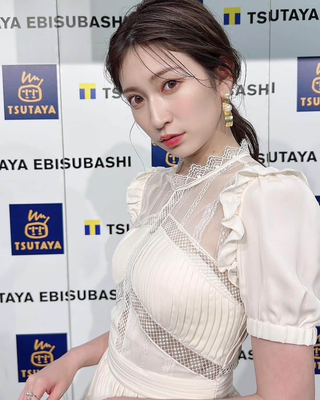 吉田朱里のインスタグラム：「#アカリンメイク本 ❤️ 【メイクが私を強くする】 発売記念イベント2日間お越しくださった皆様ありがとうございました❤️ . なかなかこうして会えるのも 卒業してからは減ってしまってて 久しぶりにゆっくりファンの皆さんとお会いできて嬉しかったです💓 . 意外にも初めましての方が 圧倒的に多くてびっくりしました！ 今からでも全然遅く無いので 推しにしてくださいね？☺️💓笑 緊張してたり、本物だぁぁって言ってもらえたり、泣いて喜んでくれたり、たくさん思いを伝えてくれて嬉しかったです🤭💗 . そしてアイドル時代から変わらず こうして会いに来てくれるみんなもありがとう❤️‍🔥 久しぶりすぎて、子どもちゃん連れてきてくれたり、結婚報告してくれたり、就職、進学、今は誰推しとかwたくさんみんなの近況が聞けて 嬉しかった🤭❤️笑 . これからも長〜い人生！ ともに大人になっていこうね👶🏻💓 . みんなが遠く離れてても幸せそうで元気そうで、あの頃と何も変わらない会話がとっても懐かしく嬉しかったです✨ . またイベント出来るように 計画してるので今回来れなかった方も次は是非会いに来てくれたら嬉しいです💞 . そして #アカリンメイク本 でたくさん感想送ってね💗」