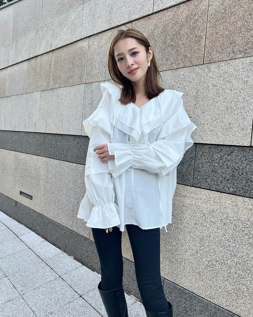 神部美咲のインスタグラム：「世界で1番かわいい 組み合わせです。  #じんぶ私服 #ロングブーツ」