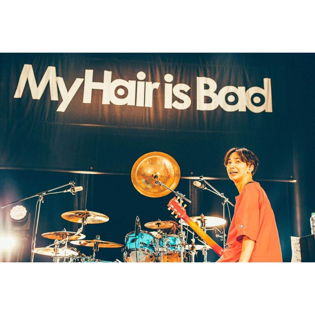 椎木知仁のインスタグラム：「週末が終わればまたMy Hair is Badがライブする。ツアー対バンシリーズの一次先行が今日までで、水曜日に新曲解禁！  @nishimakitaichi」