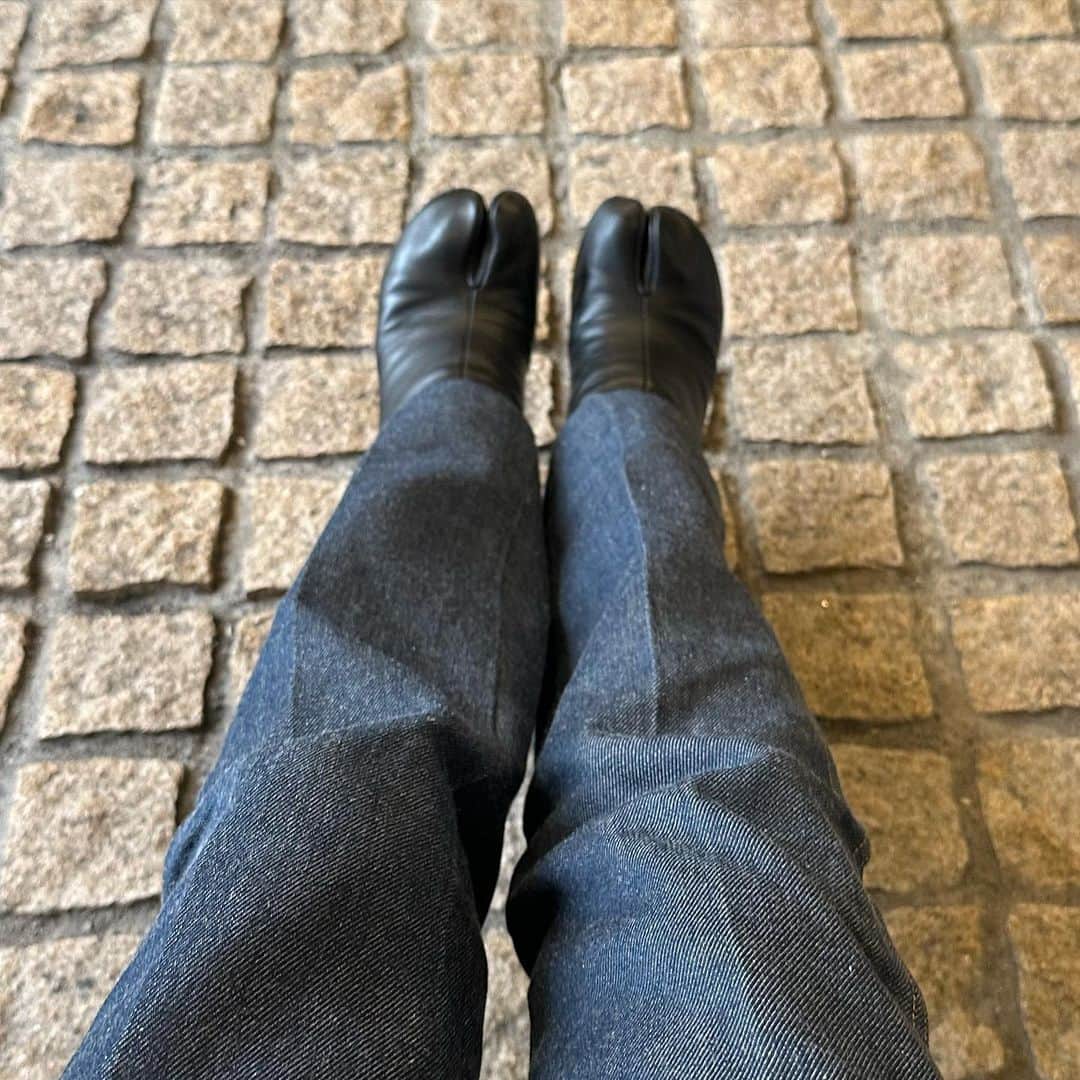 矢田亜希子さんのインスタグラム写真 - (矢田亜希子Instagram)「着回し。ここ最近のお気に入りデニム❤️ #私服#本当は違うブーツを合わせたかったのに見当たらず慌てて足袋ブーツ履いた日#万能な足袋ブーツ#気付けばもう10年以上履いています ミニドレス&デニム @ysl  ブーツ @maisonmargiela」10月23日 18時58分 - akiko_yada