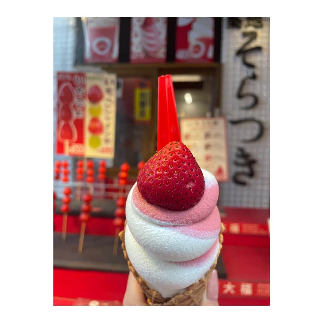 髙田知里のインスタグラム：「・  そうだ！ 旅にいこう🌈  と、いうことで😍 築地にいってきた✨ ・ 食べ歩き〜🍴 新鮮で美味しいものがいっぱい💓 ・ 美味しい海鮮を食べた後も ちゃんと忘れずに 大好きなデザート❤️ ・ 楽しい一日だった✨ ・ #築地グルメ #食べ歩き#グルメ#いちご」