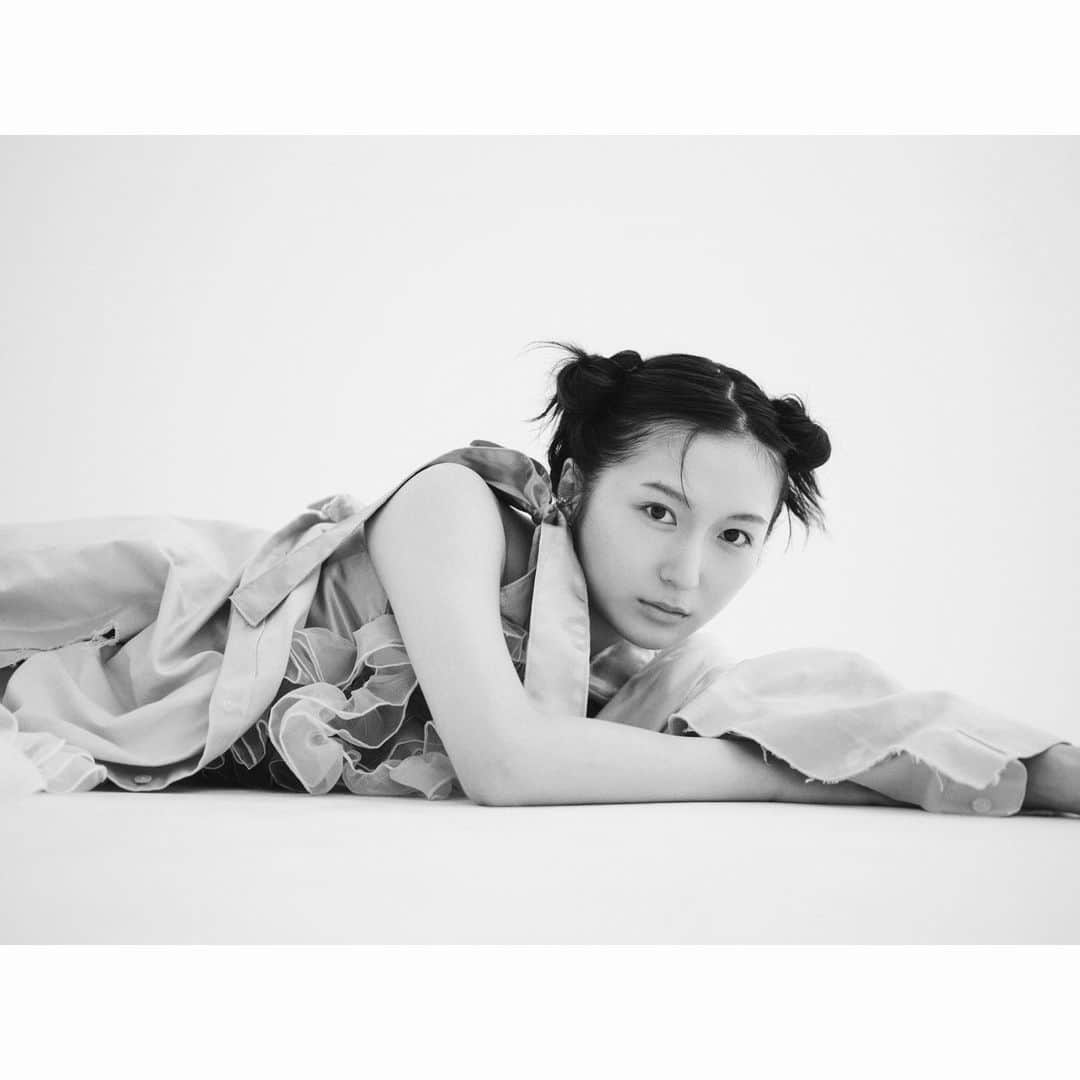 大島涼花のインスタグラム：「🤍🖤💙 photo @kou_chiang  hairmake @a3to_4  stylist @nana.coco.ayu」