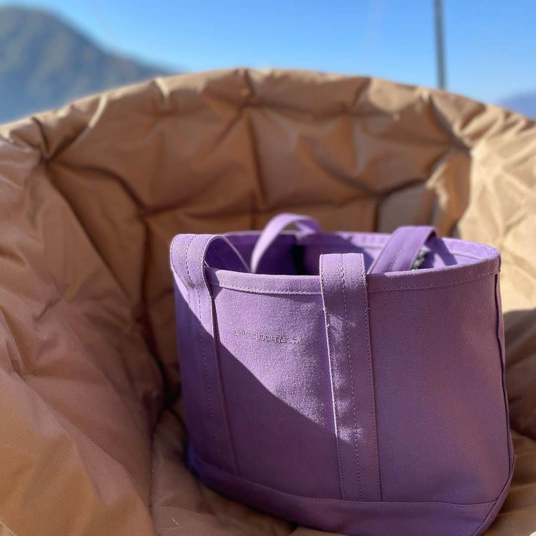 辺見えみりさんのインスタグラム写真 - (辺見えみりInstagram)「今回のキャンプバッグは @unitedbamboo_official  とのコラボトートバッグ👜  このパープル色がほしくて 自立するトートバッグを作りました。別注色でございます。  11/10にインスタライブ予定です😌😌」10月23日 19時06分 - emiri_hemmi