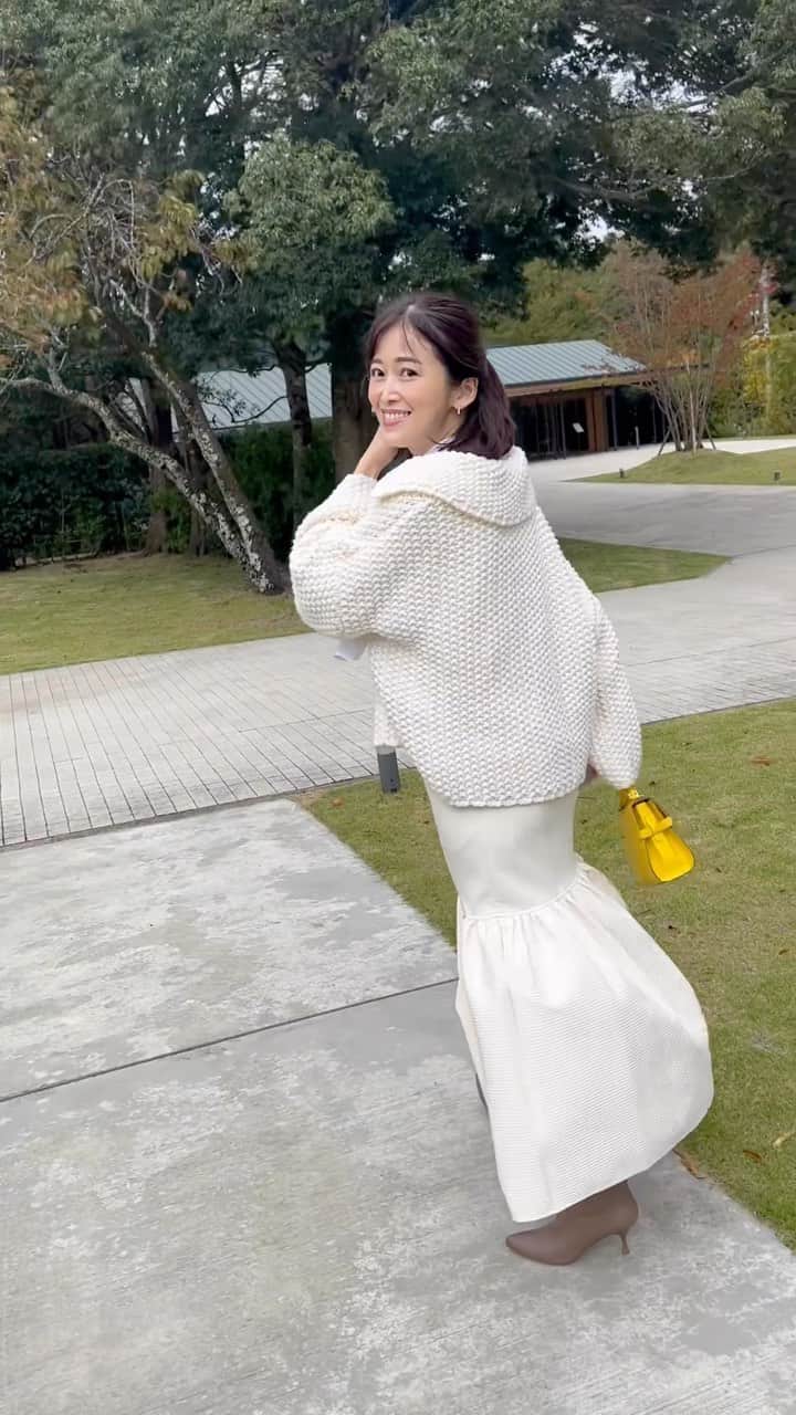 山本みらいのインスタグラム：「Coordinate❤︎  最近黒が多かったから 久しぶりの白コーデ。  ここのお店の外観を見た友達が 「韓国ドラマに出てくる 財閥の人のおウチの外観映像みたい」 って。  わかる気がする🤔❤︎  Tops @celford_official  Cardigan @stunninglure  Skirt @gallardagalante  Bag @delvaux   #ランチコーデ#きれいめコーデ #アラフォーコーデ#アラフォーママ#ホワイトコーデ#白コーデ#ニット#マーメイドスカート」