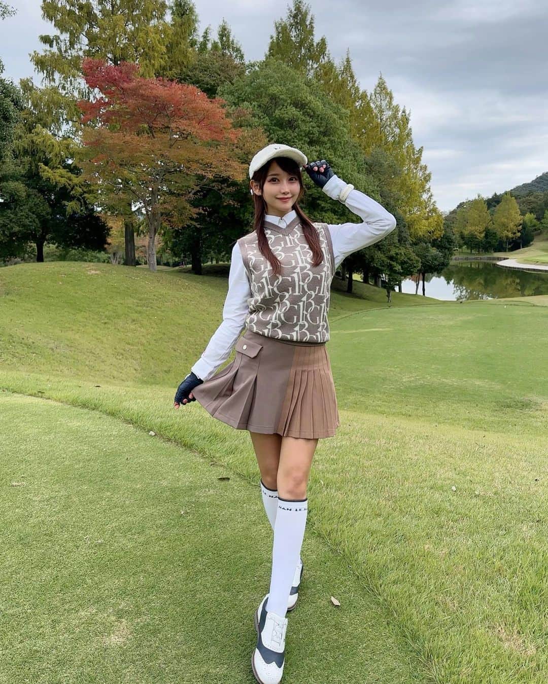 のインスタグラム：「. 秋コーデ🍂🍁 . グレージュの色味がかわいい スクールルックぽいコーデ🤎🤍 @1piu1uguale3_golf  このスカートがかわいすぎるの🥺✨ お気に入り〜🫶🏻 . ゴルフ場も秋めいてきて綺麗⛳️🍂 . #ゴルフ女子#ゴルフ#ゴルフウェア #ウノピュ#ウノピュウノウグァーレトレ#golf#golfwear#1piu1uguale3#1piu1uguale3golf」