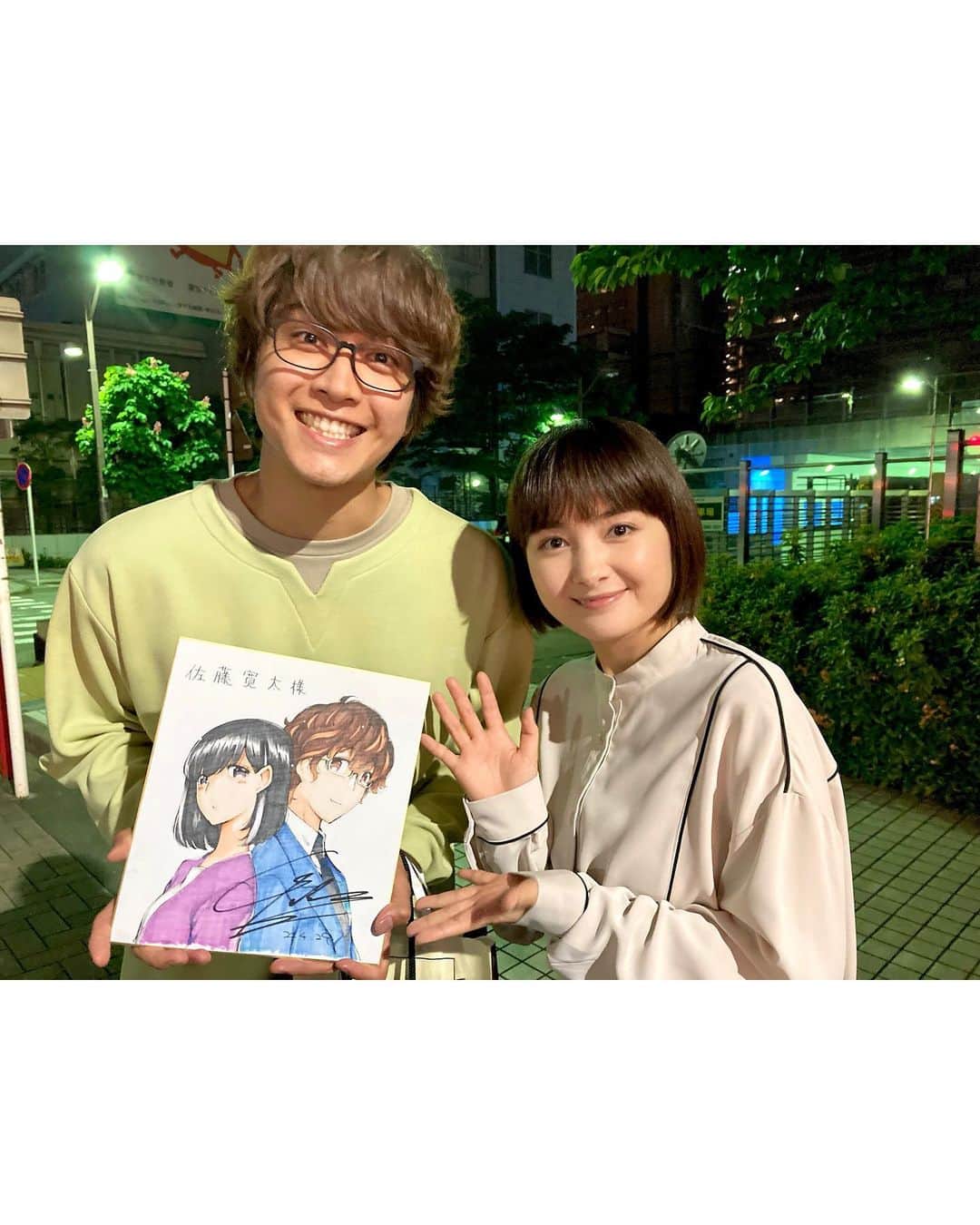 葵わかなのインスタグラム：「Amazon original ドラマ 「結婚するって、本当ですか？」  たくさん観ていただけているようでとても嬉しいです☺️  配信ドラマって半永久的に観られるってことですよね？すごいなぁ… 私や誰かの記憶だけじゃなく形として残り続けるのは嬉しい気持ちになります。 もちろん記憶として残る事が1番尊い事だと思うけど…✨  撮影中にたくさん写真撮ったので載せようと思います！ まずはクランクアップの日。 原作者の#若木民喜　先生から、色紙を頂きました🥹 素敵…！そして、走りきった〜という表情でした☺️  #結婚するって本当ですか」