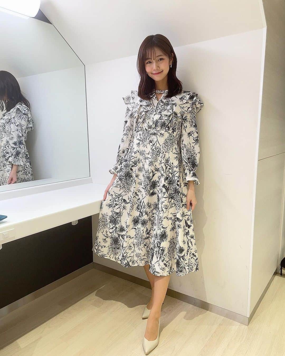 杉浦みずきのインスタグラム：「. 華やかなワンピースでした💐 最後の写真どこむいてるんーー 今日なぜか事故写が多い日だった笑笑  #サンデーモーニング」