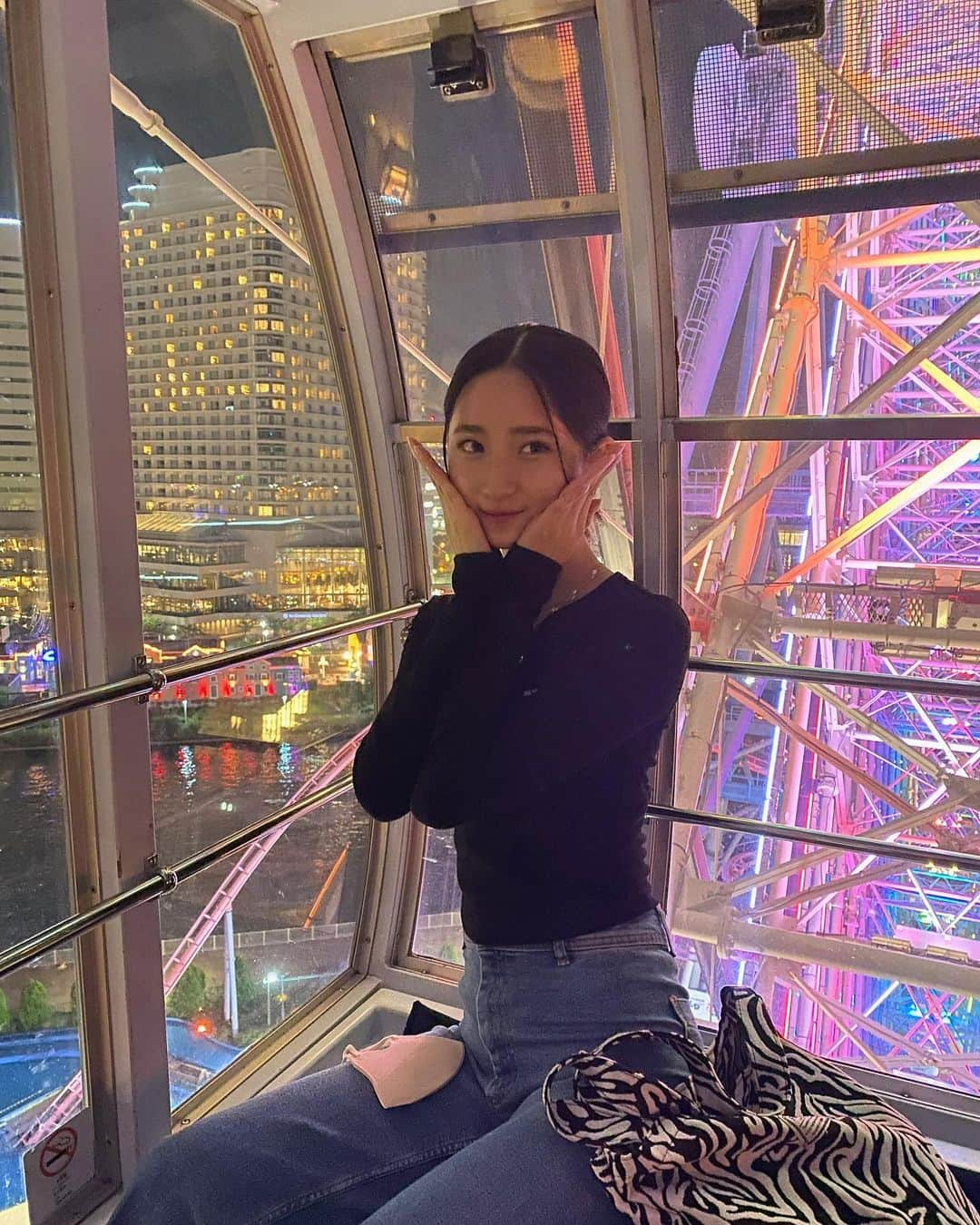 須藤紅のインスタグラム：「観覧車🎡 ・ ・ ・ 夜景がすごい綺麗で癒された✨  皆さんの夜景が綺麗に見えるスポットが あれば教えて下さい👀🙏🏻  #観覧車#fjk#06」