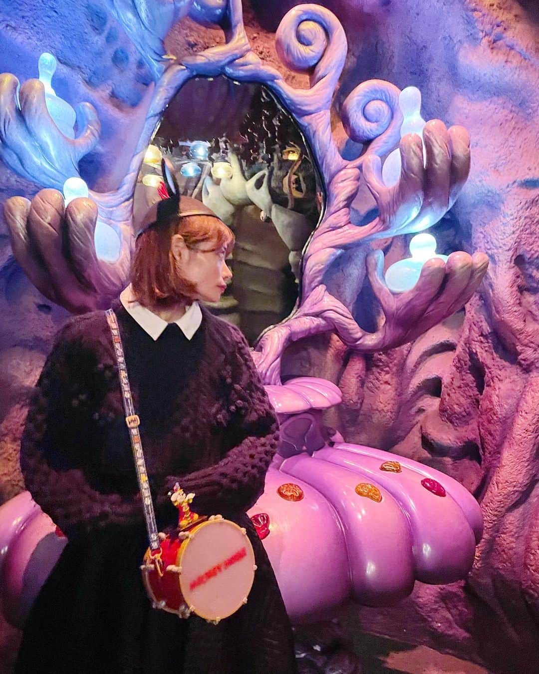 廣澤衣里のインスタグラム：「🧚🏻‍♀️  3年記念日にディズニーへ🏰🩰  引越し初日に退居しかけたり 突然家出して姿くらましたり 色々あった1年やったけど…w なんやかんや最近は仲良くやってるよ。 無知な自分に広い世界を見せてくれて いつも夢の世界に連れてってくれる ファンタジスタに出逢えてよかった。  *  『イマジニアリング』観てから ディズニー行ったら感動がやばすぎた…  ウォルトディズニーとイマジニアたちの これ以上ない最高のエンターテイメントに どんどん虜になってしまってる最近。。  あの世界観を3次元に落とし込む再現性と 常に最新のテクノロジーを追究して 多くの人に感動体験を与え続ける創造力、 1ミクロも手を抜かないプロフェッショナルの 仕事ぶりに本当にいつも感動させられる。  人の創造力の無限の可能性を 再確認した有意義な1日でした🐭❤️  *  最近見つけたイタリアン🇮🇹 @ilboccalone_official  何食べてもハズレなしの本格イタリアン。 特に、チーズリゾットが美味すぎた🧀 *  #disney #disneysea #disneyhalloween #ディズニーコーデ #ilboccalone #italian #siiilon」
